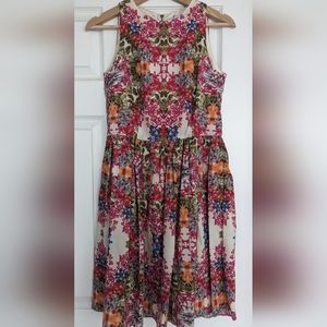 Maggy London floral short dress size 4 with pockets!